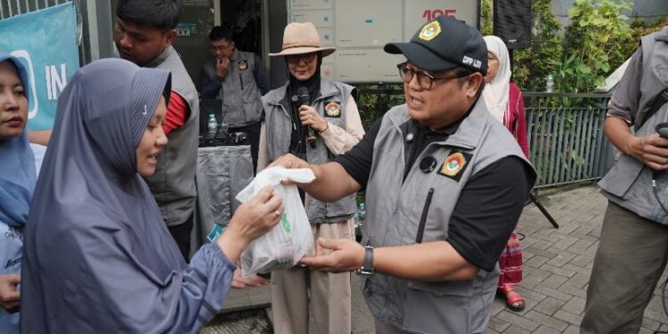 Ketua Umum DPP LDII Dody Taufiq Wijaya bersama artis Ida Royani membagikan daging kurban untuk masyarakat setempat. Foto: LINES