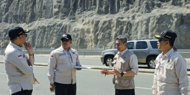 Satgas Armuzna meninjau Arafah untuk memastikan markas, kesiapan sarana prasarana dan layanan bagi jemaah jelang puncak ibadah haji, Senin (3/5/2026). Foto: MCH 2026