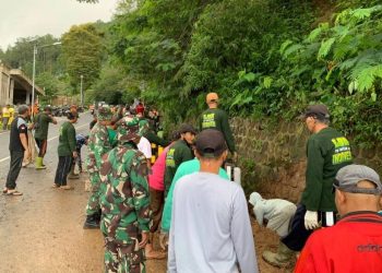 Warga LDII Magetan Gelar Aksi Kerja Bakti Masal di Jalur Utama Wisata Sarangan