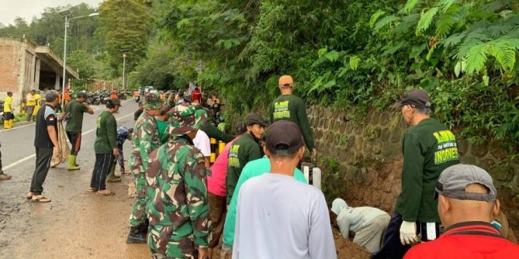 LDII Magetan menggelar kerja bakti massal di jalur utama wisata Sarangan. Foto: LINES.