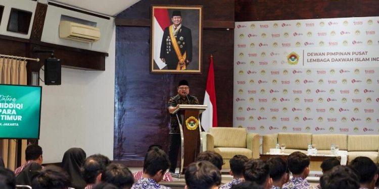Ketum DPP LDII menyambut kunjungan SMP Al-Shidiqie Way Jepara, Lampung Timur. Foto: LINES.