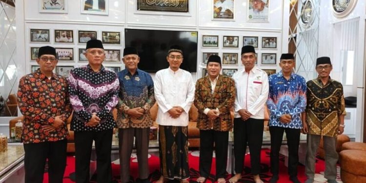 DPD LDII Jombang bersilaturahim dengan Ketua MUI Jombang KH M. Afifuddin Dimyathi. Foto: LINES.