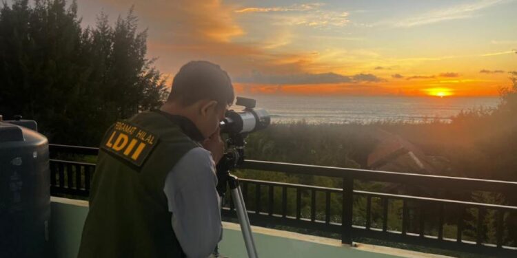 Tim Pengamat Hilal DPW Provinsi Aceh melakukan pengamatan di Balai Observatorium Tgk Chik Kuta Karang, Lhoknga, Aceh Besar, (17/5). Foto: LINES.