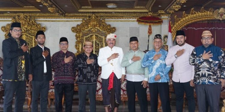 Cendekiawan NU Ahmad Ali MD melakukan penelitian observasi mengenai kiprah sosial kemasyarakatan LDII Bali. Foto: LINES.