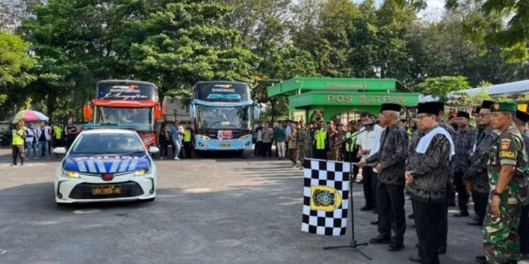 Penjabat Sekretaris Daerah (Pj Sekda) Kabupaten Klaten, Jaka Purwanto melepas 82 jamaah calon haji. Foto: LINES.