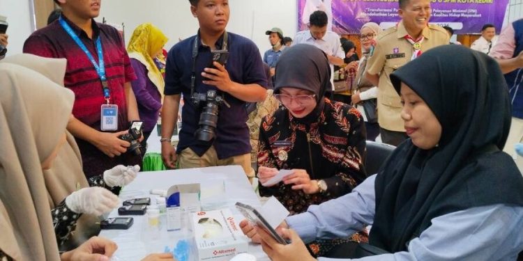 Wali Kota Kediri, Vinanda Prameswati meninjau Posyandu Seruni, Ponpes Wali Barokah. Foto: LINES.