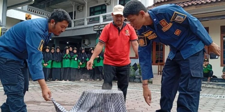 DPD LDII Kabupaten Klaten bekerja sama dengan Pemadam Kebakaran Klaten menggelar sosialisasi dan simulasi pencegahan kebakaran. Foto: LINES.