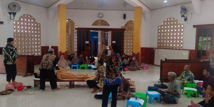 Biro Pendidikan Keagamaan dan Dakwah (PKD) DPW LDII Papua Barat memberikan pelatihan peramutan jenazah bagi warga LDII Teluk Bintuni. Foto: LINES