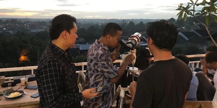 Tim Rukyatul Hilal DPW LDII Jambi menghelat pengamatan hilal di Rooftop Sajiwa, Kota Jambi, pada Minggu (17/5). Foto: LINES