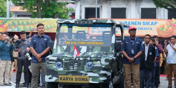 SMK Budi Utomo Gadingmangu, Jombang, yang berada di bawah naungan LDII menjadi perhatian dalam pameran kendaraan listrik yang digelar oleh Pemerintah Provinsi Jawa Timur sebagai peringatan Hari Pendidikan Nasional (Hardiknas) 2026 pada Senin (4/5), Surabaya. Foto: LINES