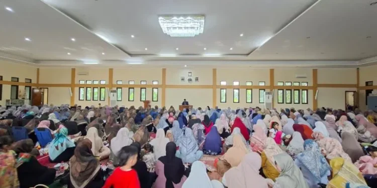 DPD LDII Kabupaten Purwakarta bersama PC LDII Kotabaru Cikampek menggelar pengajian rutin bagi ibu-ibu di Majelis Taklim Nashrullah Cikampek, Purwakarta, pada Minggu (17/5). Foto: LINES