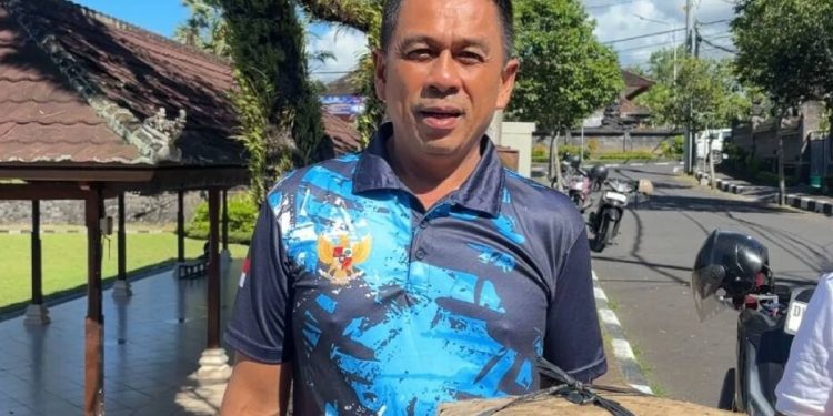 Bupati Karangasem mengapresiasi kurban LDII yang menggunakan besek ramah lingkungan. Foto: LINES.