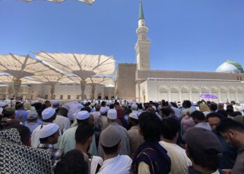 Antrean jemaah haji ziarah ke Maqam Rasulullah