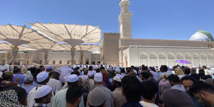 Antrean jemaah haji ziarah ke Maqam Rasulullah