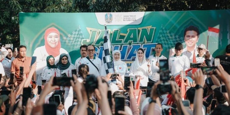 Warga LDII bersama ribuan peserta mengikuti Jalan Sehat Merah Putih yang digelar Pemprov Jatim. Foto: LINES.