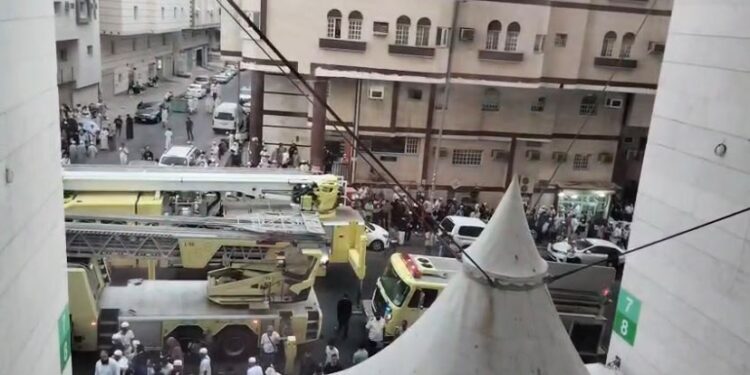 Kebakaran yang terjadi di salah satu ruangan Al Hidayah Tower, Aziziyah, Makkah, Jumat (6/6/2026), berhasil ditangani tanpa menimbulkan korban. Foto: MCH 2026