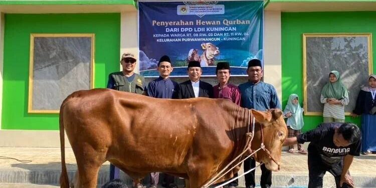 LDII Kuningan membagikan paket daging kurban kepada yang membutuhkan. Foto: LINES.