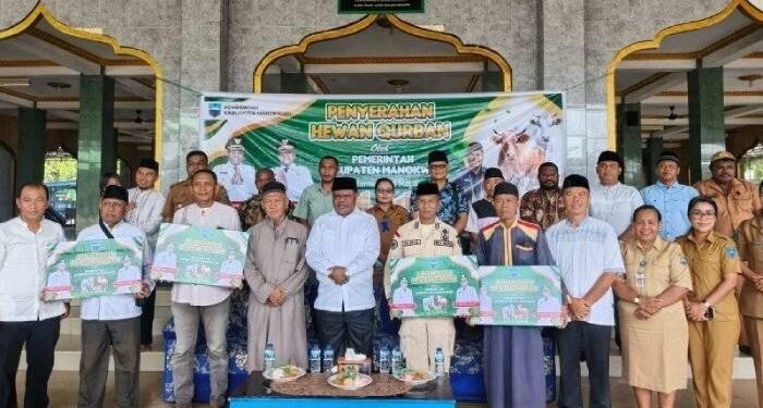 Pemerintah Kabupaten Manokwari menyerahkan bantuan hewan kurban ke LDII. Foto: LINES.