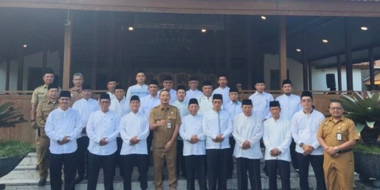 Ketua DPD LDII Kabupaten Boyolali bersama seluruh Ketua Pimpinan Cabang (PC) LDII se-Boyolali menghadiri undangan silaturahim Bupati. Foto: LINES.