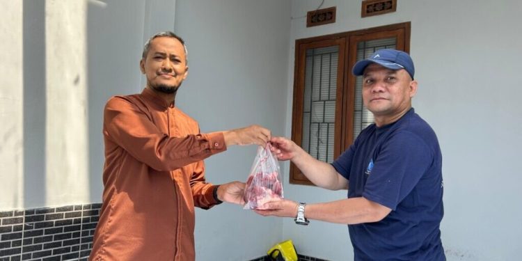 Ketua DPD LDII Kota Bandung, Edi Sunandar turut melakukan tebar kurban. Foto: LINES.