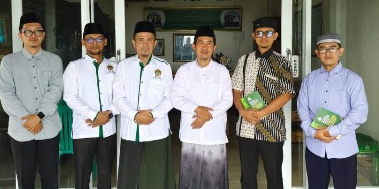 DPD LDII Kabupaten Majalengka bersama para ustaz Pondok Pesantren Fathul Huda Sawala, studi tiru ke Al Madani Cikalong. Foto: LINES.
