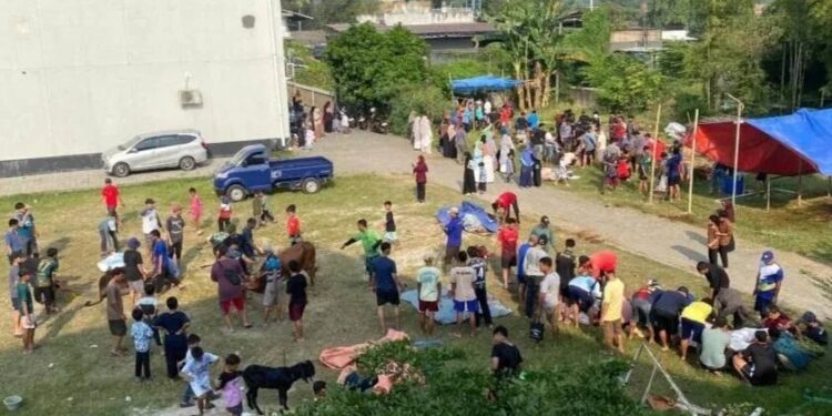 LDII Banten menggelar kurban dan berbagi kepada warga. Foto: LINES.