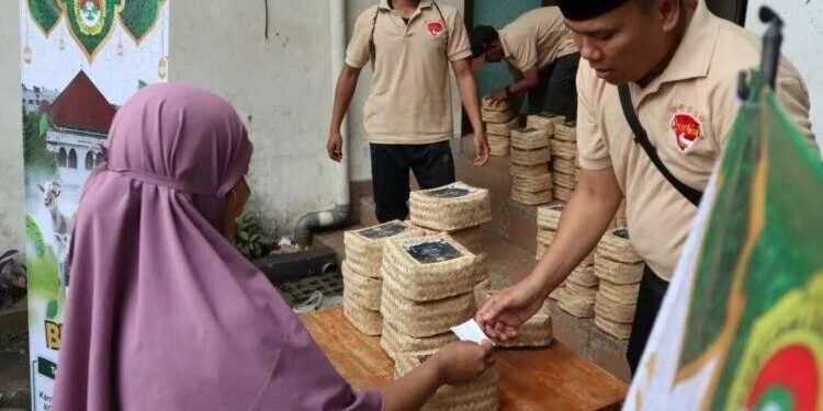 DPD LDII Kota Depok kembali membagikan daging kurban menggunakan besek bambu. Foto: LINES.