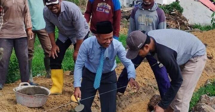 Kepala Kantor Urusan Agama (KUA) Braja Selebah, Ahmad Tolib menghadiri peletakan batu pertama pembangunan Gedung Serbaguna PAC LDII Braja Selebah. Foto: LINES.