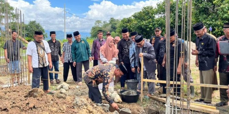 Peletakan batu pertama untuk pembangunan Gedung Sekolah SD dan SMP Yayasan Budi Utomo. Foto: LINES.
