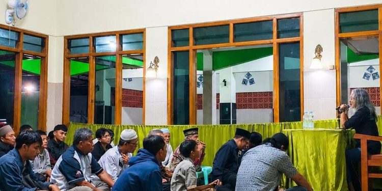 Warga LDII dari Kecamatan Tingkir, Sidomukti, Argomulyo, dan Suruh mengikuti pengajian gabungan. Foto: LINES.