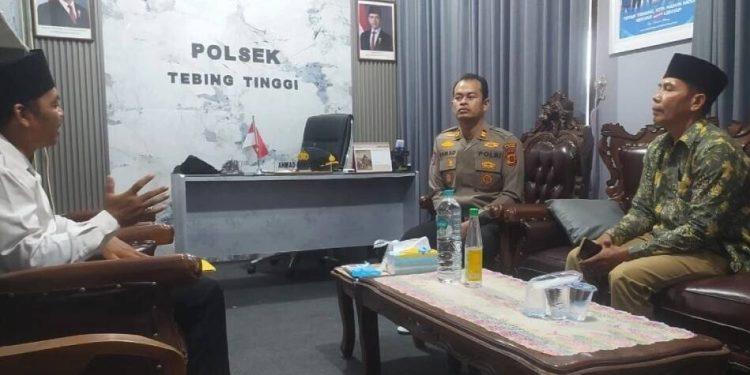 Pengurus PC LDII Tebing Tinggi silaturahim dengan Kapolsek Tebing Tinggi, Iptu Ahmad Sayuti. Foto: LINES.