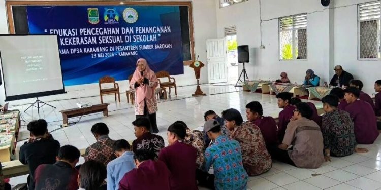 Dinas Pemberdayaan Perempuan dan Perlindungan Anak (DP3A) Kabupaten Karawang bersama Pondok Pesantren Sumber Barokah menggelar sosialisasi Pencegahan Kekerasan Seksual. Foto: LINES.