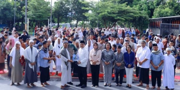 Asisten II Bidang Perekonomian dan Pembangunan Pemerintah Kota Bitung, Jhon Michael Toar Sondak saat menghadiri pelaksanaan salat Idul Adha. Foto: LINES.
