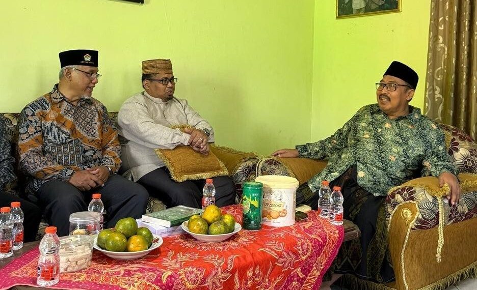 Silaturahim dengan KH Ahmad Farur Rozi, DPP LDII Hadiahkan Buku Penelitian Tentang LDII
