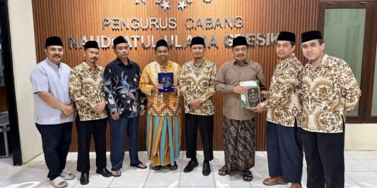 Jajaran pengurus DPD LDII Kabupaten Gresik yang baru, silaturahim ke Pengurus Cabang Nahdlatul Ulama Gresik. Foto: LINES.