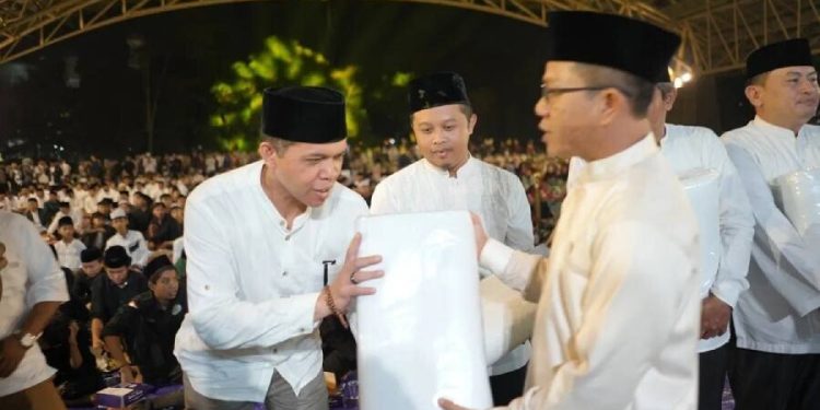 Ketua DPD LDII Kabupaten Bandung Didin Suyadi dan wakilnya, Asep Soleh, menghadiri Tabligh Akbar yang digelar Pemkab Bandung. Foto: LINES.