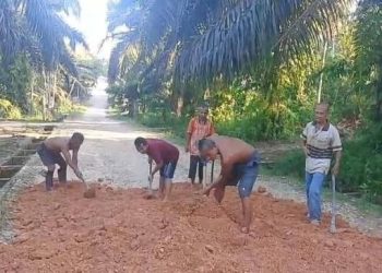LDII dan Warga Singkut Gotong Royong Perbaiki Jalan Rusak