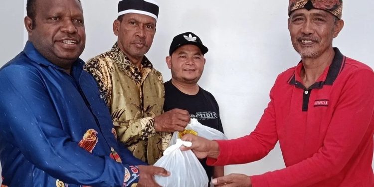Dewan Pimpinan Daerah Lembaga Dakwah Islam Indonesia (DPD LDII) Kabupaten Jayawijaya menyalurkan daging kurban kepada masyarakat usai pelaksanaan penyembelihan hewan kurban pada perayaan Idul Adha 1447 Hijriah, (27/5). Foto: LINES