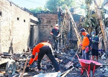 LDII dan Senkom Klaten Gotong Royong Bantu Bersihkan Puing Korban Kebakaran