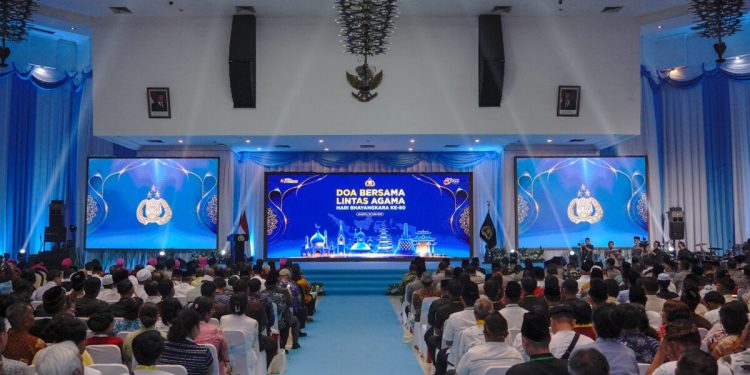 Acara doa bersama lintas agama yang digelar oleh Staf Sumber Daya Manusia (SSDM) Polri sebagai rangkaian peringatan Hari Ulang Tahun (HUT) ke-80 Bhayangkara. Foto: LINES