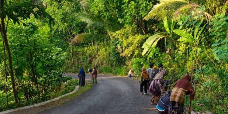 Warga Padukuhan Kembang, Kalurahan Jatimulyo, Kapanewon Girimulyo, Kabupaten Kulon Progo gelar kerja bakti dan perbaikan jalan. Foto: LINES.