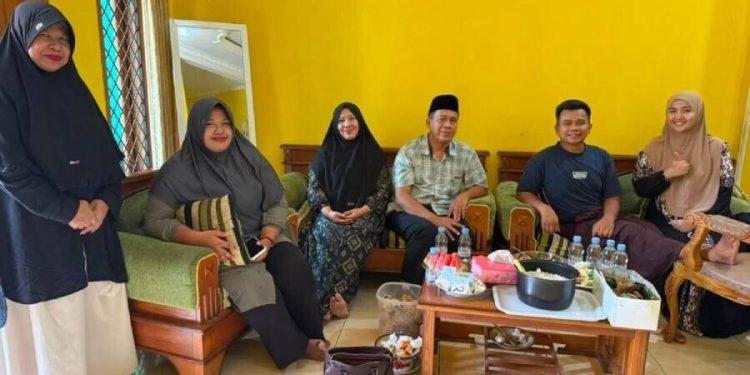 Ketua Majelis Ulama Indonesia (MUI) Kabupaten Kepulauan Yapen, Khaerudin Siswanto, menjenguk pengurus DPD LDII Kabupaten Kepulauan Yapen, Tirmidzi Riyan Habibulloh. Foto: LINES.