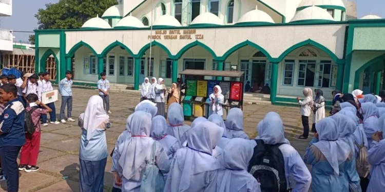 Dinas Lingkungan Hidup (DLH) Kota Cimahi mengapresiasi komitmen Pondok Pesantren Baitul Izzah naungan DPD LDII Kota Cimahi dalam membangun budaya peduli lingkungan. Foto: LINES