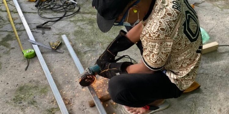 DPD LDII Kabupaten Mimika menggelar pelatihan teknik pengelasan besi bagi generasi muda. Kegiatan yang bertujuan membekali pemuda dengan keterampilan praktis tersebut berlangsung di halaman Masjid Miftahul Huda, Kota Timika, Papua Tengah, Sabtu (11/7/2026). Foto: LINES