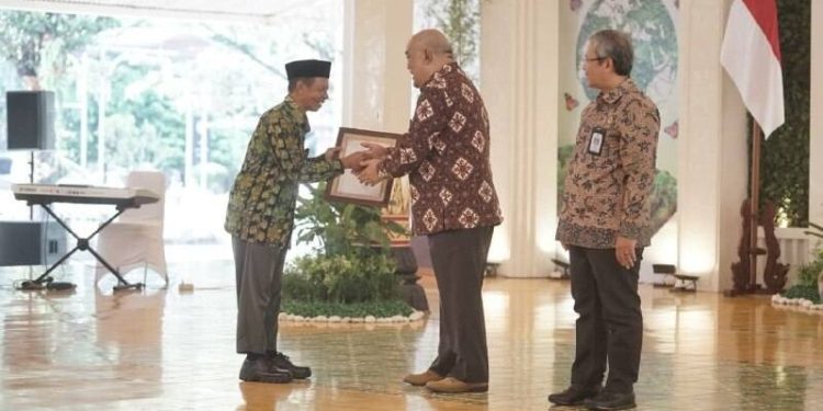 Penghargaan Kampung Proklim Kembang, Jatimulyo. Foto: LINES.