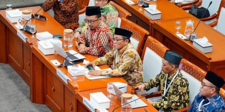 RDPU Komisi VIII DPR RI dengan organisasi kemasyarakatan. Foto: LINES.