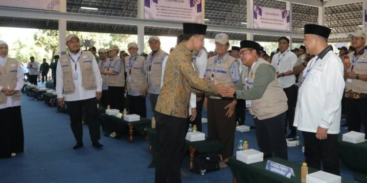 Wapres Gibran Saat Menyalami Ketum DPP LDII Dody Taufiq Wijaya pada perhelatan Permata CAI 2026. Foto: LINES.
