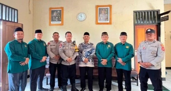 Pengurus DPW LDII Provinsi Papua Tengah bersama DPD LDII Kabupaten Nabire berkunjung ke Pos Polisi Yaro, Distrik Yaro, Kabupaten Nabire, Papua. Foto: LINES