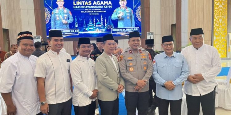 Wakil Ketua DPW LDII Lampung, Heri Sensustadi bersama jajaran pengurus LDII Lampung menghadiri “Doa Bersama Lintas Agama Hari Bhayangkara ke-80”. Foto: LINES