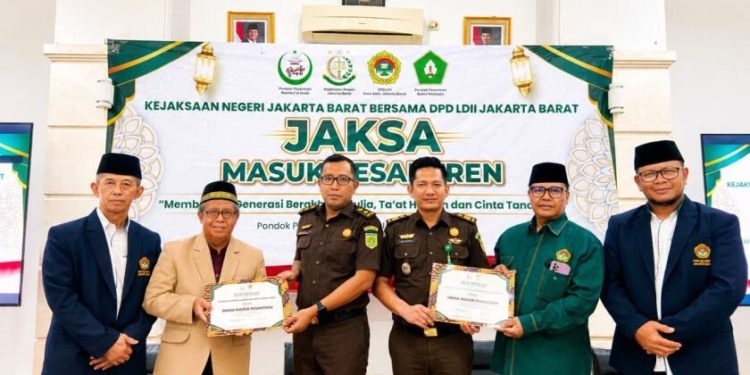 Kejaksaan Negeri Jakarta Barat bekerja sama dengan DPD LDII Jakarta Barat menggelar penyuluhan hukum di Pondok Pesantren Mamba’ul Huda, Kebon Jeruk, Jakarta Barat (Jakbar). Foto: LINES